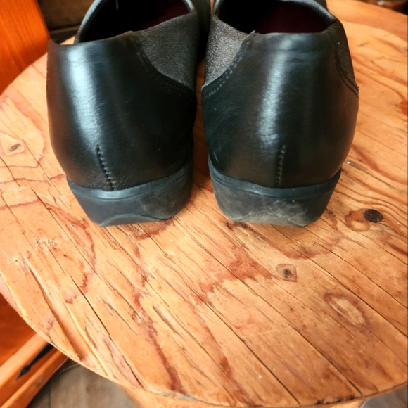 MUNRO TRAVELER GREY/ BLACK STRETCH FABRIC SLIP ON SHOES- WOMENS SIZE 9.5 - Picture 6 of 8